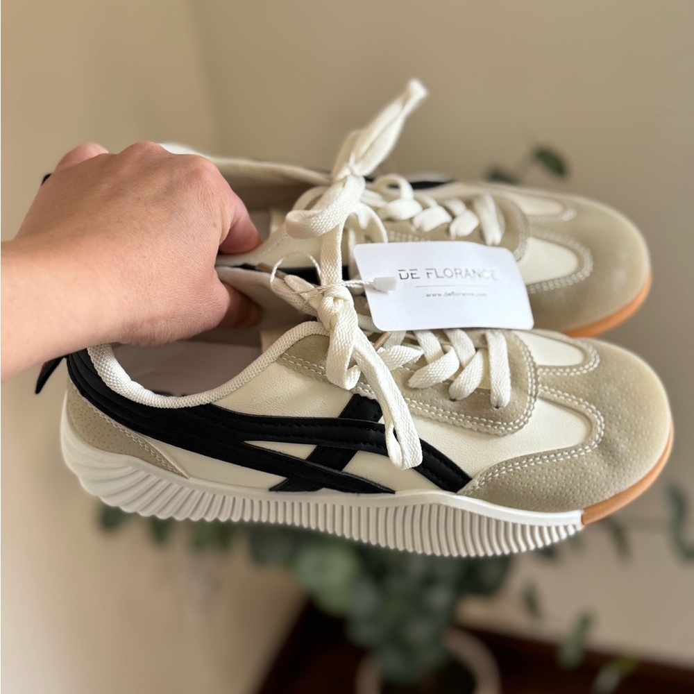 De Florance Beige and Black Sneakers
